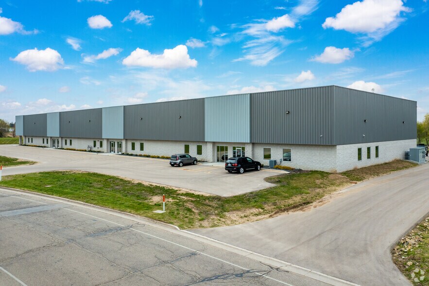 1151 Universal Blvd, Whitewater, WI à louer - Photo de l’immeuble – Image 2 sur 7