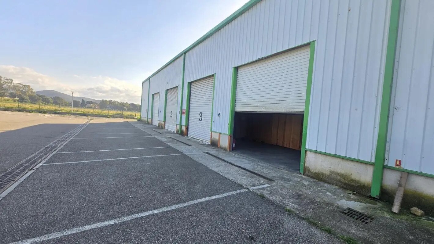 Industriel/Logistique dans La Londe-les-Maures à louer Photo de l’immeuble– Image 1 sur 6
