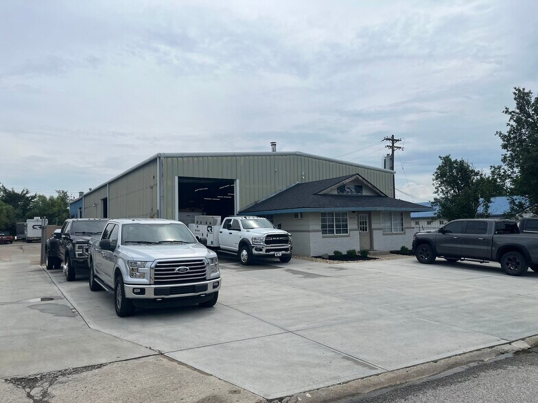 5732 Commercial Dr, Burlington, KY à louer - Photo de l’immeuble – Image 1 sur 6