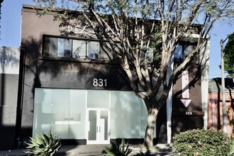 829-831 N Highland Ave, Los Angeles, CA à vendre Photo de l’immeuble– Image 1 sur 1