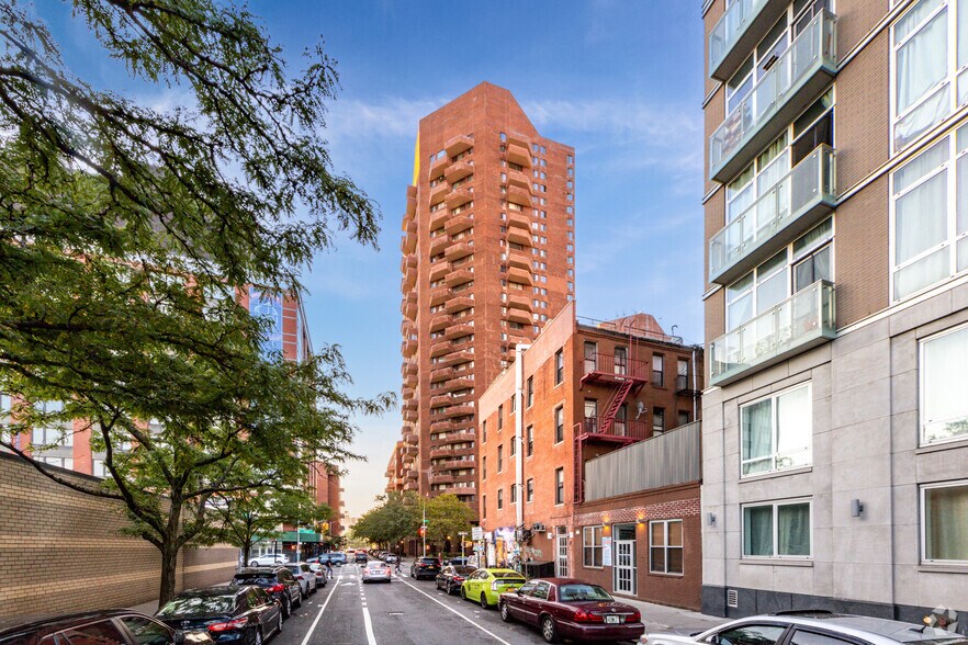 2120 1st Ave, New York, NY à louer - Photo de l’immeuble – Image 3 sur 5
