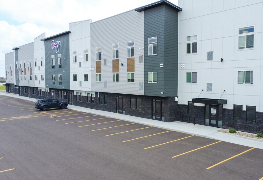 5025 S Bahnson Ave, Sioux Falls, SD à louer - Photo de l’immeuble – Image 3 sur 9