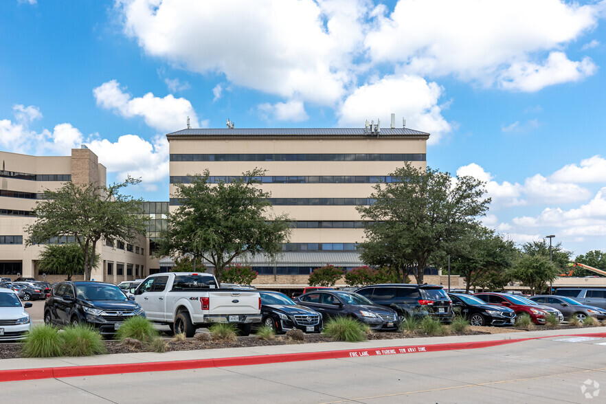 1600 W College St, Grapevine, TX à louer - Photo de l’immeuble – Image 3 sur 6