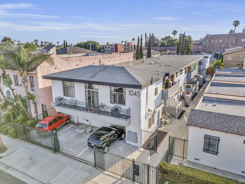 1045 N Ardmore Ave, Los Angeles, CA à vendre - Photo de l’immeuble – Image 3 sur 23
