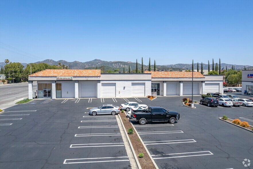 2121 E Valley Pky, Escondido, CA à louer - Photo de l’immeuble – Image 3 sur 5