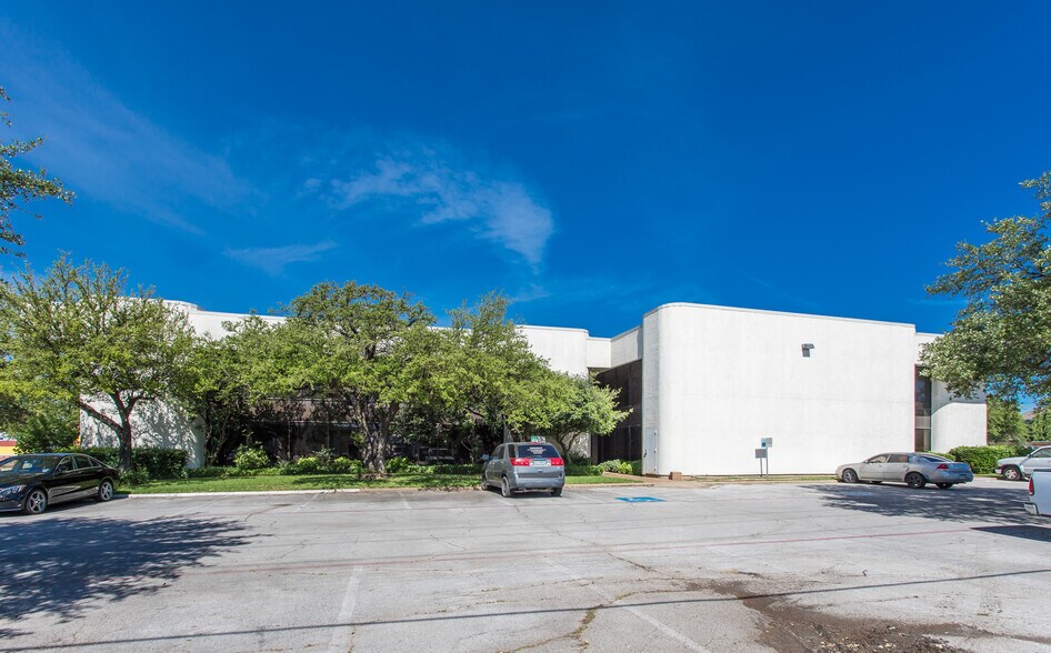 1425 W Pioneer Dr, Irving, TX à louer - Photo de l’immeuble – Image 3 sur 10