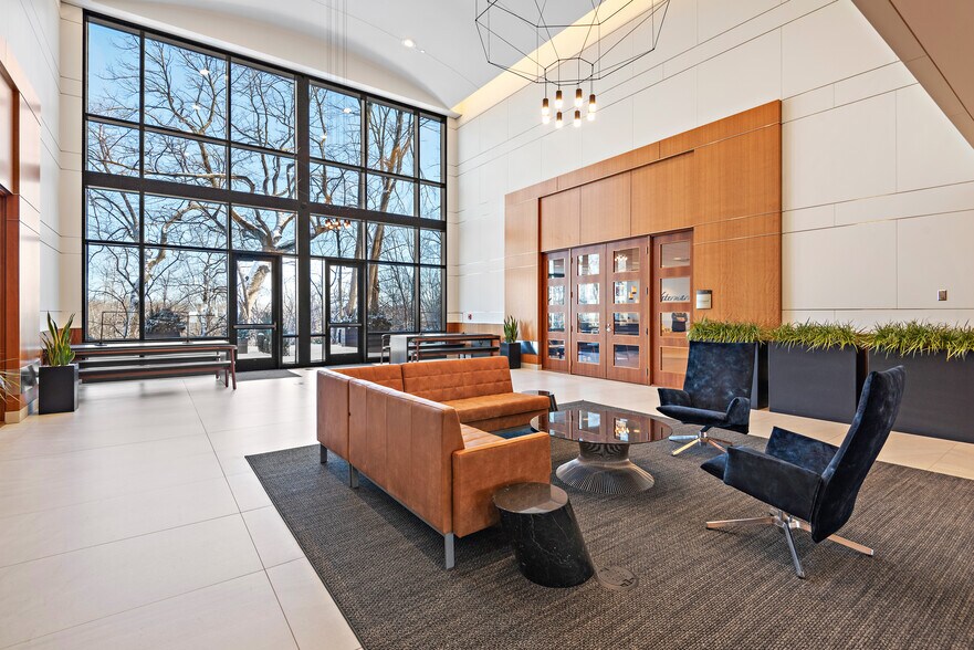 11100 Wayzata Blvd, Minnetonka, MN à louer - Hall d’entrée – Image 2 sur 15