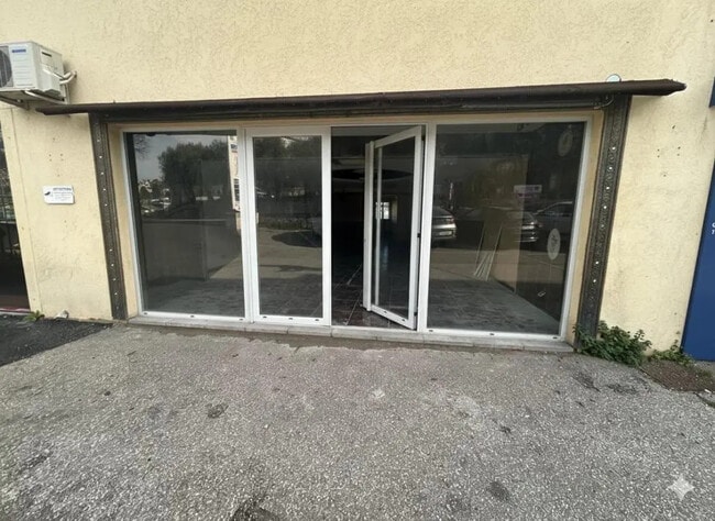 Plus de détails pour Local commercial à louer