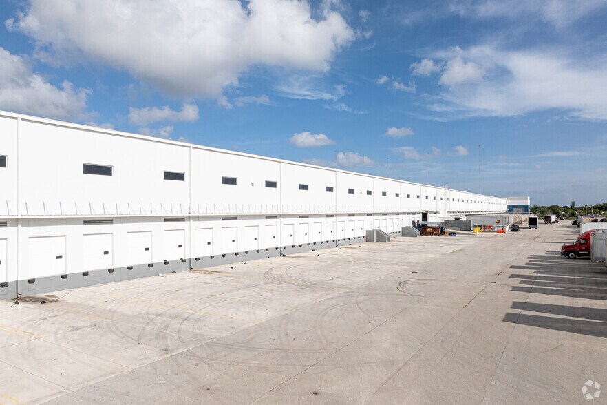 21500 NW 47th Ave, Miami Gardens, FL à louer - Photo de l’immeuble – Image 2 sur 11