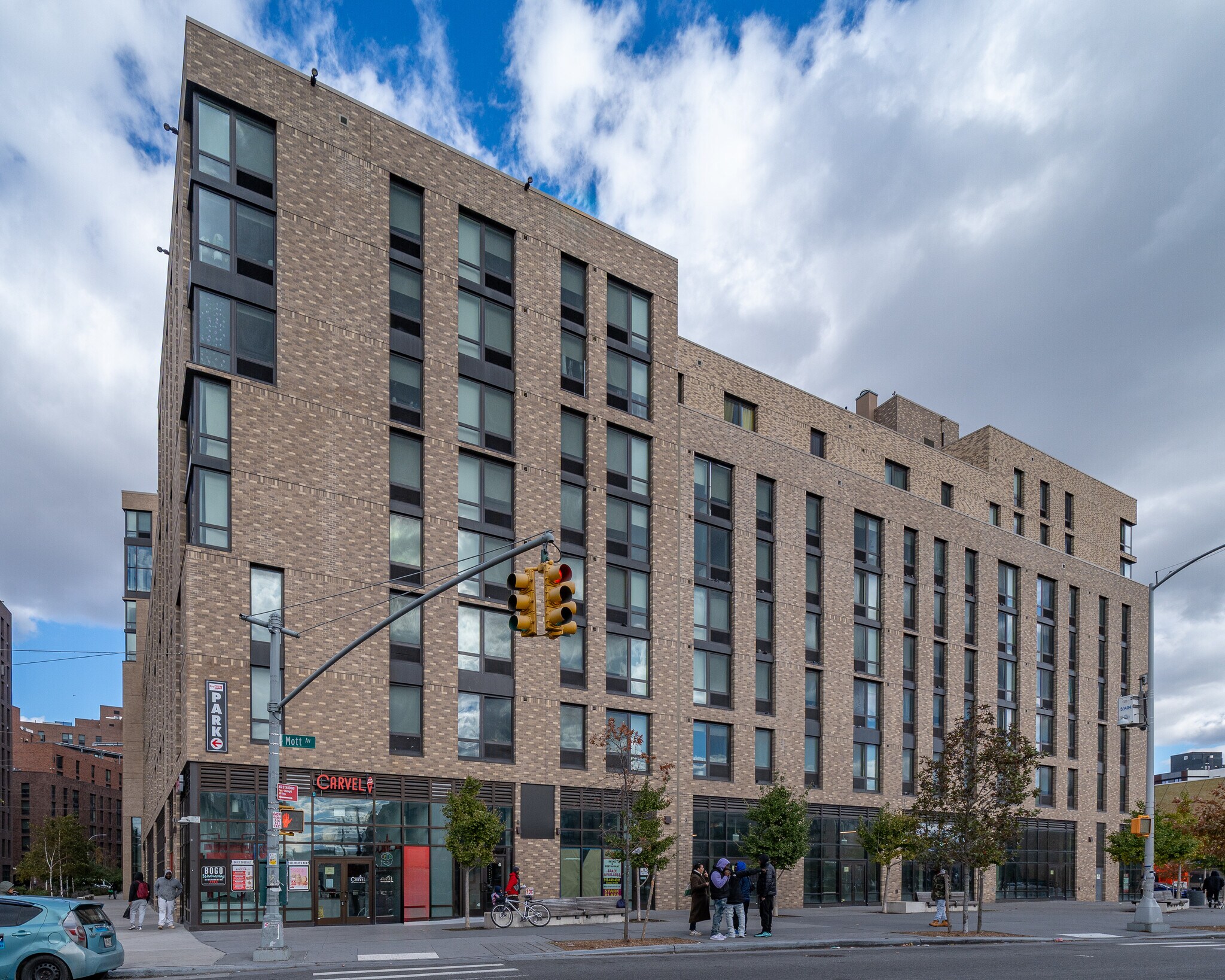 1725 Village Ln, Far Rockaway, NY à louer Photo de l’immeuble– Image 1 sur 12