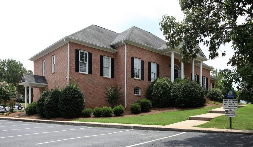 325 Country Club Dr, Stockbridge, GA à louer Photo de l’immeuble– Image 1 sur 3