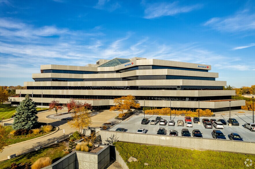 2600 W Big Beaver Rd, Troy, MI à louer - Photo de l’immeuble – Image 2 sur 22