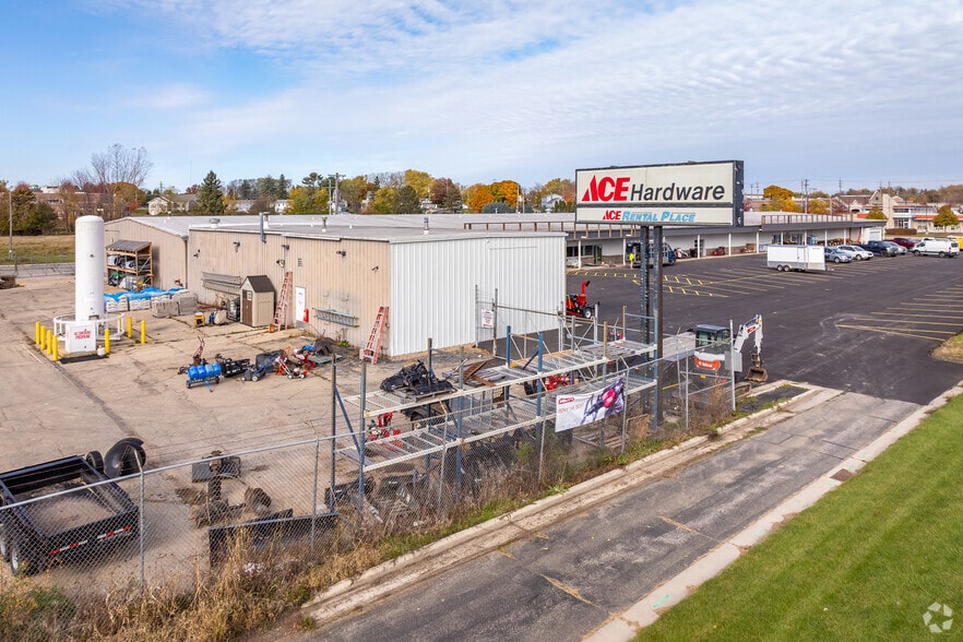 401 Bernard St, Watertown, WI à louer - Photo principale – Image 1 sur 4