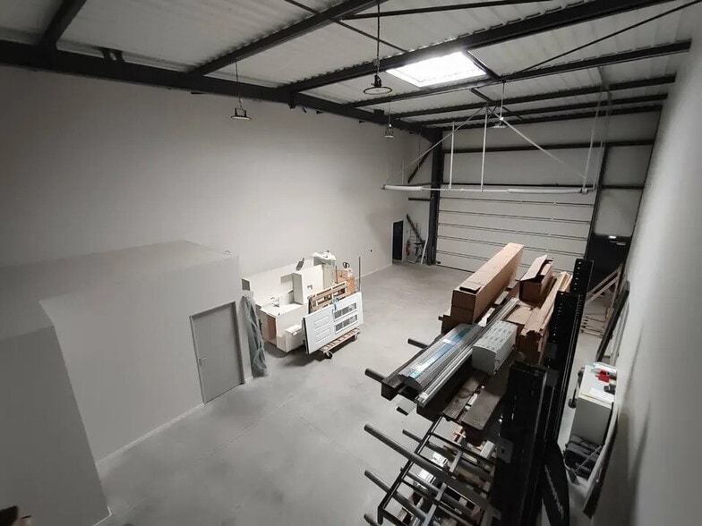 Local d'activités dans Vaulx-Milieu à vendre - Photo de l’immeuble – Image 3 sur 8