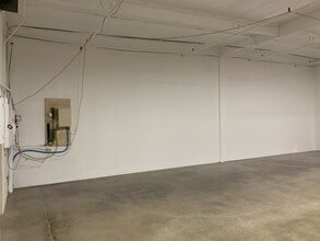 2852 Walnut Ave, Tustin, CA à louer Photo intérieure– Image 2 sur 9