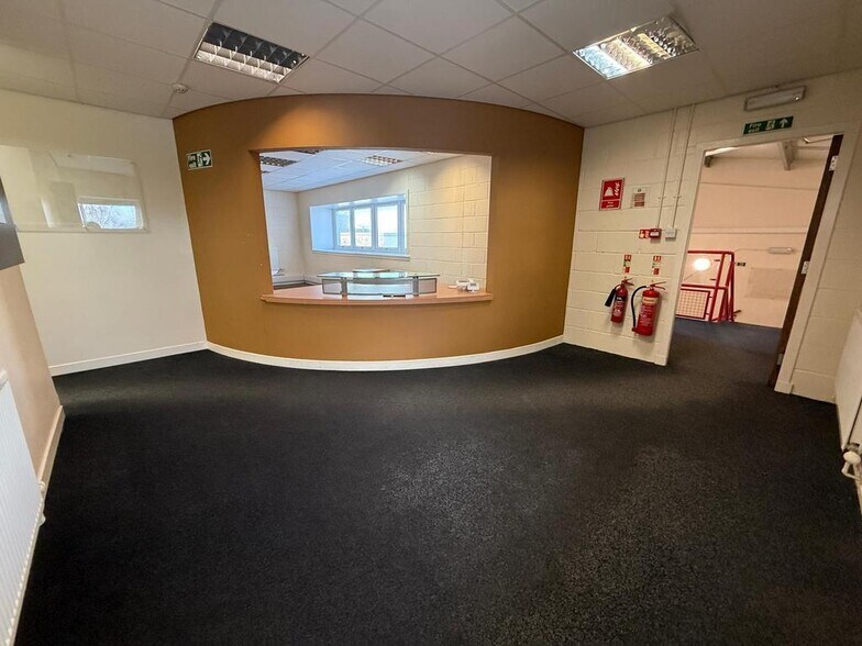 76 Queen Elizabeth Ave, Glasgow à louer - Photo de l’immeuble – Image 3 sur 7