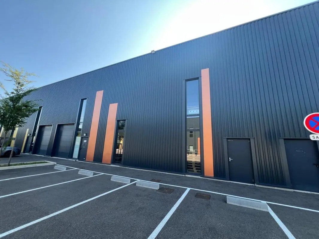 Local d’activités dans Villefontaine à louer Photo de l’immeuble– Image 1 sur 4