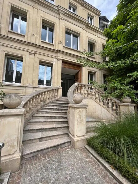 24 Rue Ballu, Paris à louer - Photo de l’immeuble – Image 3 sur 17