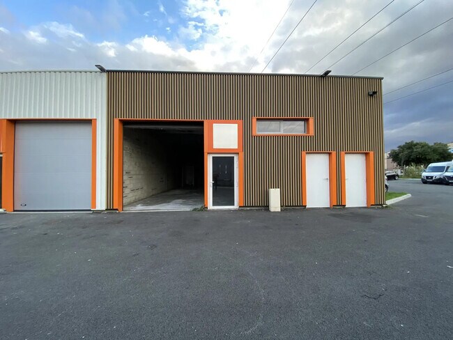 Plus de détails pour Local d’activités à vendre