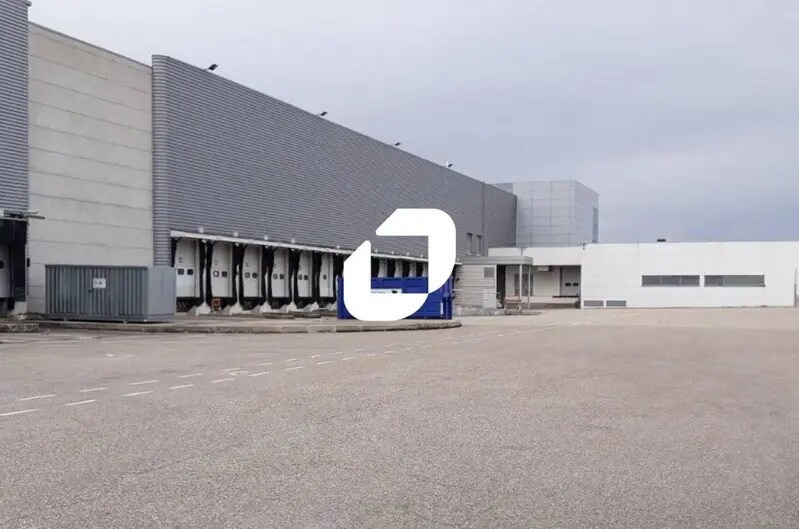 Industriel/Logistique dans Vaulx-Milieu à louer Photo de l’immeuble– Image 1 sur 4