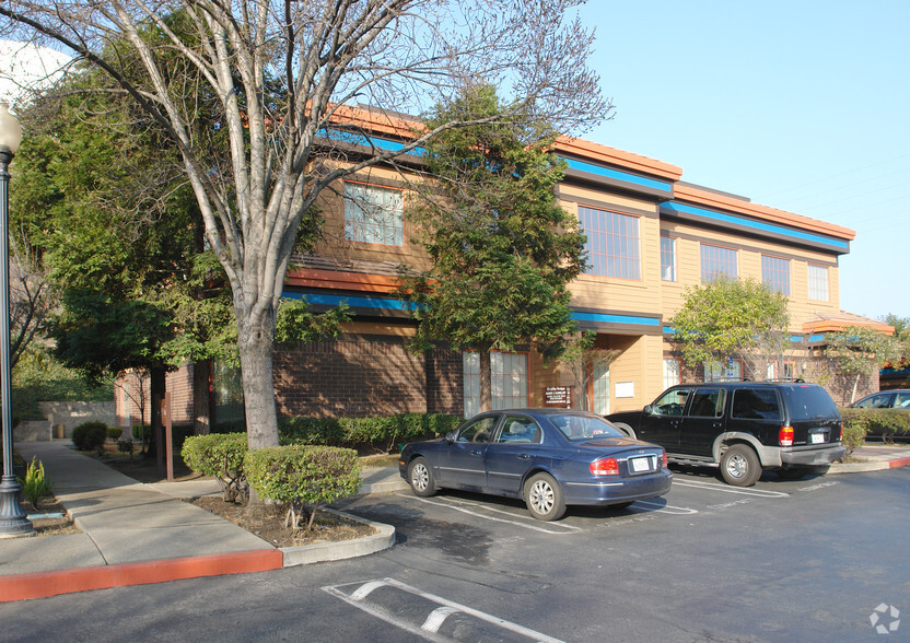 3240 Lone Tree Way, Antioch, CA à louer - Photo de l’immeuble – Image 2 sur 12