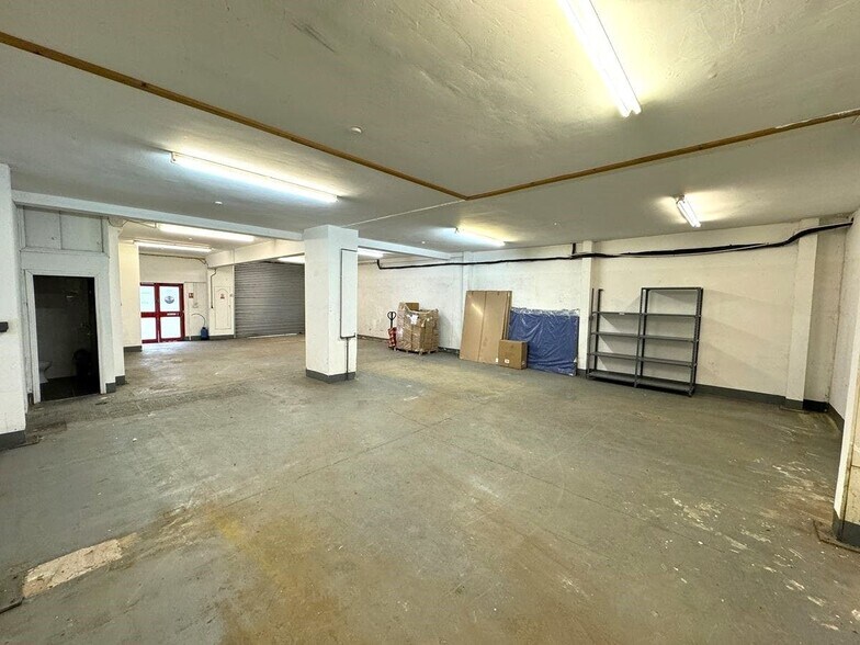 St Johns Rd, Isleworth à vendre - Photo de l’immeuble – Image 3 sur 37
