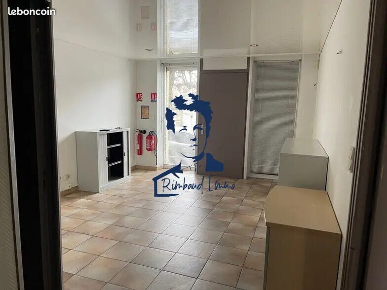 Local d’activités dans Charleville-Mézières à louer - Photo de l’immeuble – Image 3 sur 5