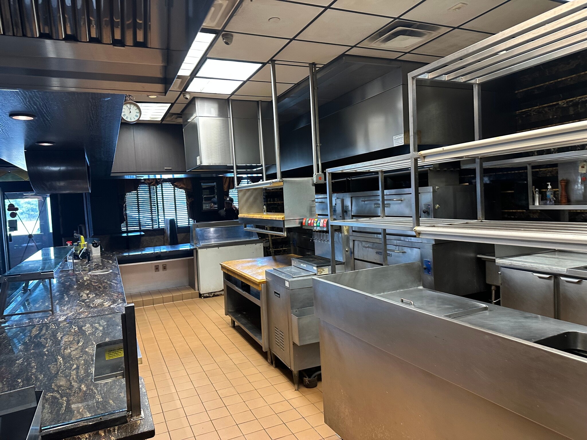 211-235 Old Country Rd, Carle Place, NY à louer Photo intérieure– Image 1 sur 23