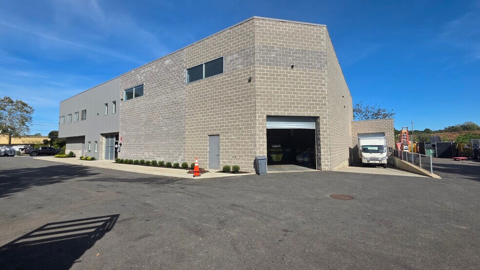 3702 Horseblock Rd, Medford, NY à vendre - Photo de l’immeuble – Image 3 sur 9