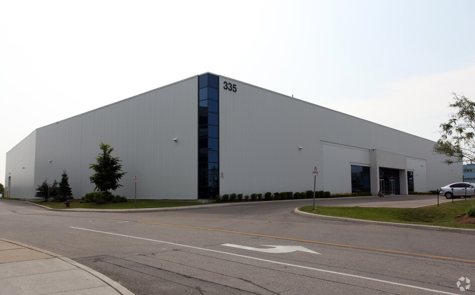 335 Carlingview Dr, Toronto, ON à louer - Photo principale – Image 1 sur 4