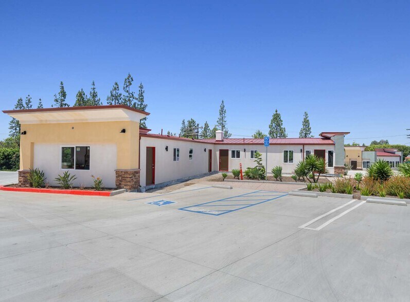 1911 Sunset Dr -, Escondido, CA à louer - Photo de l’immeuble – Image 1 sur 6