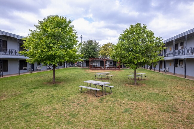 Plus de détails pour 2301 50th St, Lubbock, TX - Logement à vendre