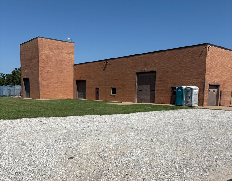 4200 W Harry St, Wichita, KS à louer - Photo de l’immeuble – Image 1 sur 4