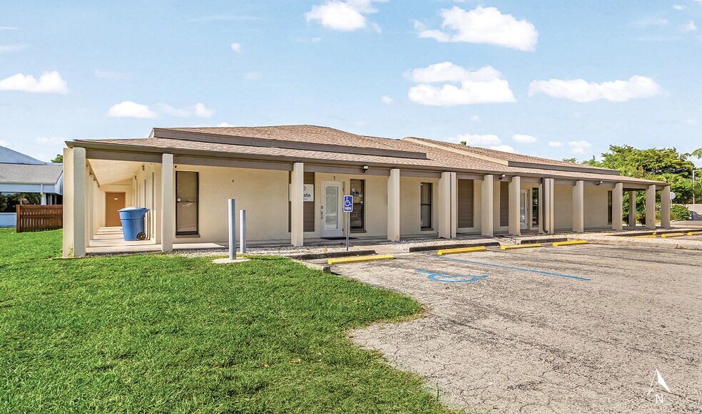 5264 Clayton Ct, Fort Myers, FL à louer - Photo de l’immeuble – Image 2 sur 4