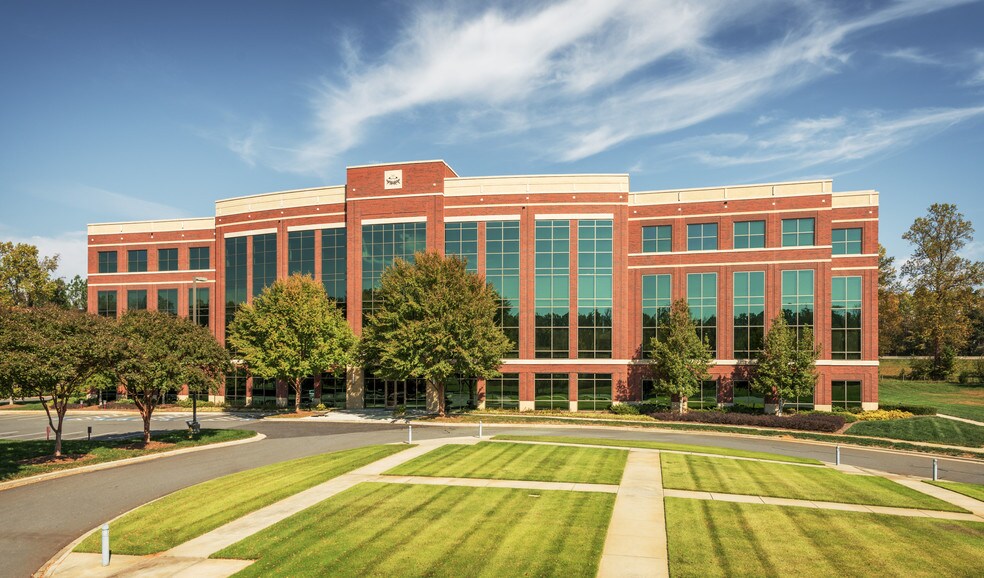 13620 Reese Blvd E, Huntersville, NC à louer - Photo de l’immeuble – Image 3 sur 18