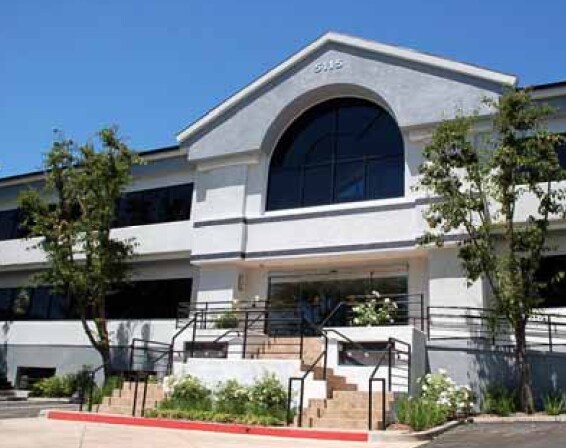 5115 Clareton Dr, Agoura Hills, CA à louer - Photo de l’immeuble – Image 3 sur 21