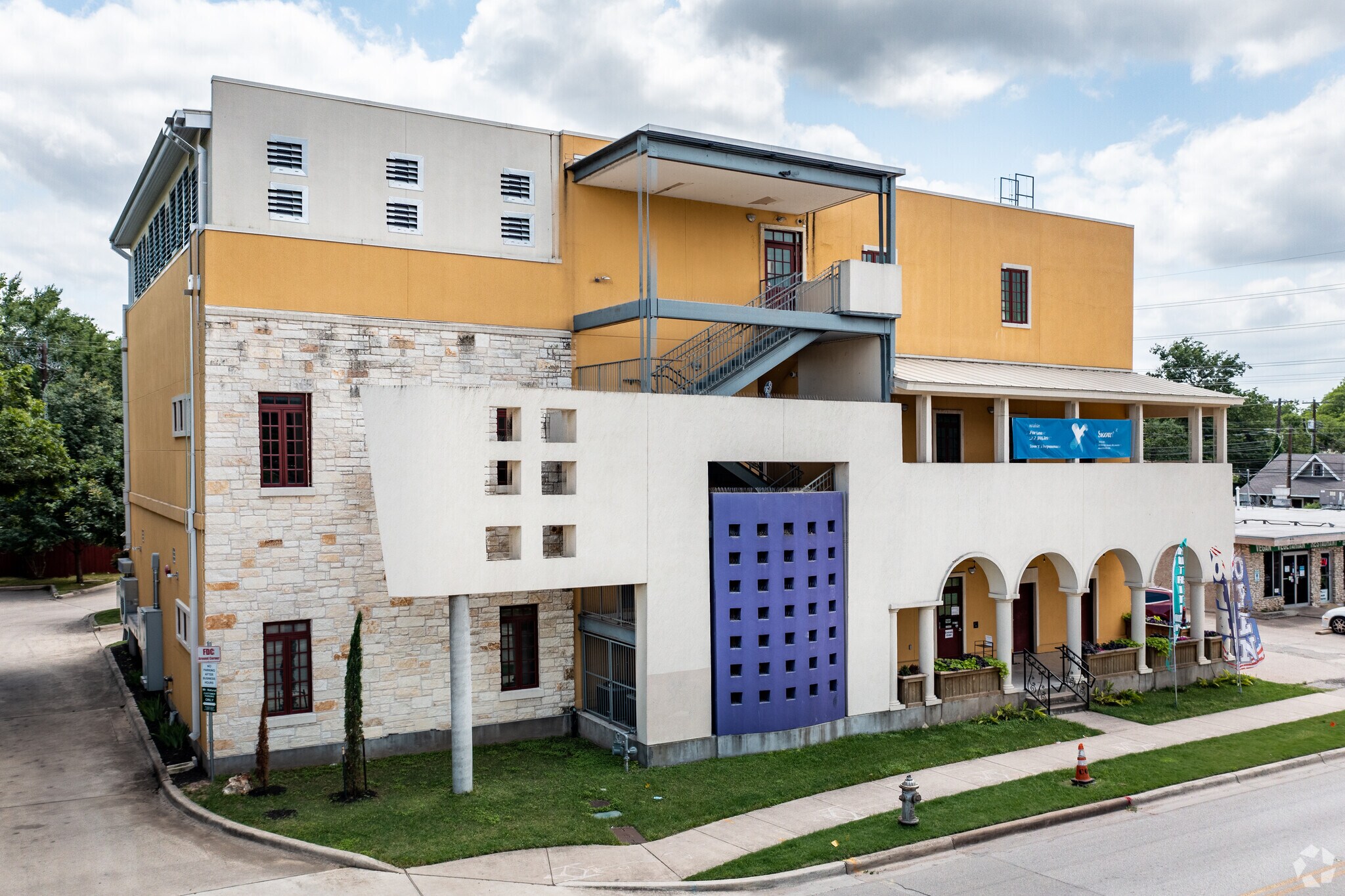 1901 E Cesar Chavez St, Austin, TX à louer Photo de l’immeuble– Image 1 sur 22