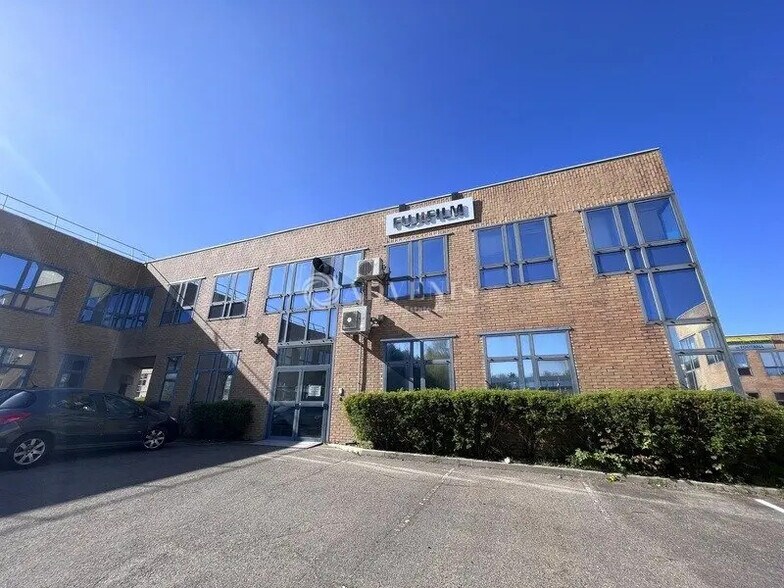 Local d’activités dans Montigny-le-Bretonneux à louer - Photo de l’immeuble – Image 1 sur 5
