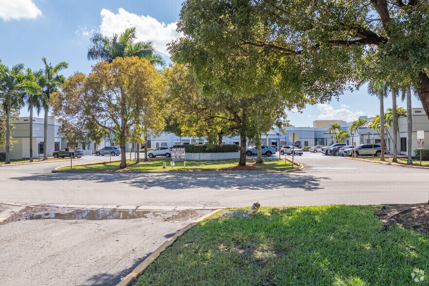 8880 NW 20th St, Doral, FL à louer - Photo de l’immeuble – Image 1 sur 10