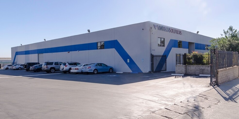15392 Cobalt St, Sylmar, CA à louer - Photo de l’immeuble – Image 2 sur 14