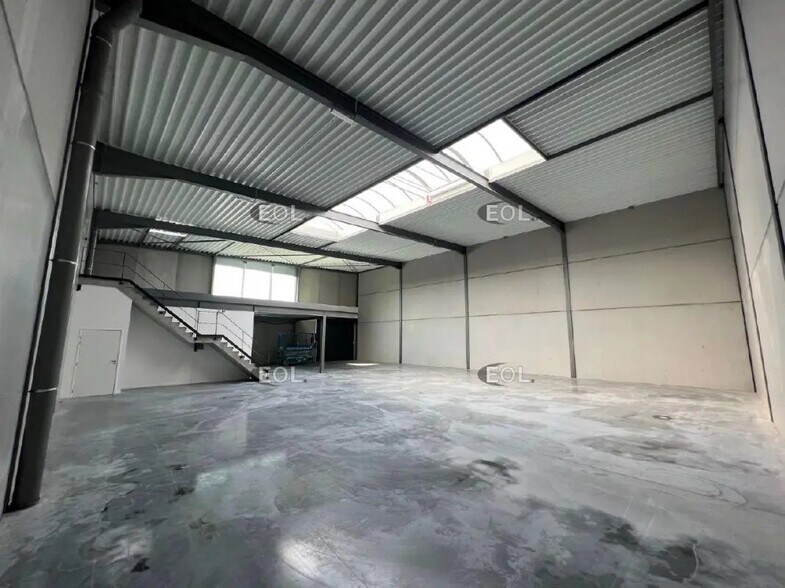 Industriel/Logistique dans NEUVILLE-EN-FERRAIN à louer - Photo de l’immeuble – Image 3 sur 3