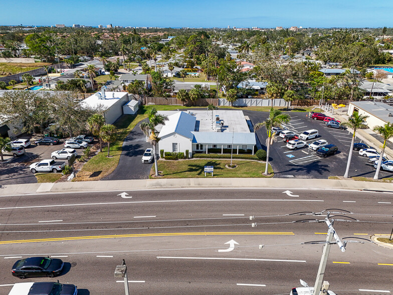 5750 Swift Rd, Sarasota, FL à louer - Photo de l’immeuble – Image 3 sur 12