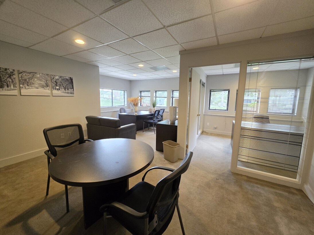 1 Pomperaug Office Park, Southbury, CT 06488 - Lot 101 - - Photo intérieure - Image 2 of 4