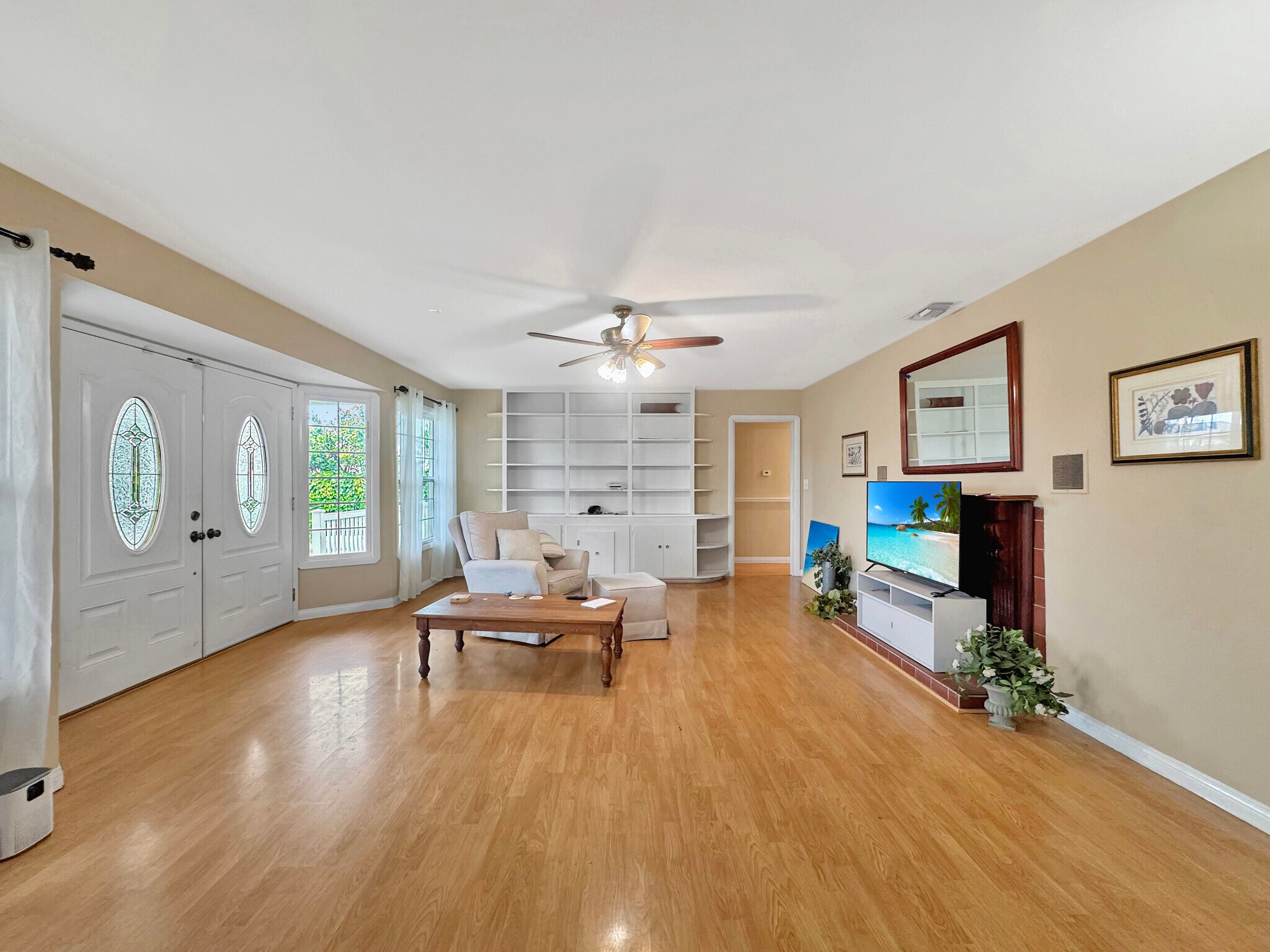 7736 Sugar Dr, Huntington Beach, CA à vendre Photo de l’immeuble– Image 1 sur 43