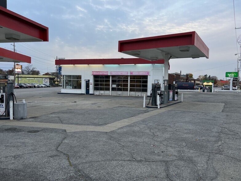 3795 Lexington Rd, Louisville, KY à louer - Photo de l’immeuble – Image 2 sur 3