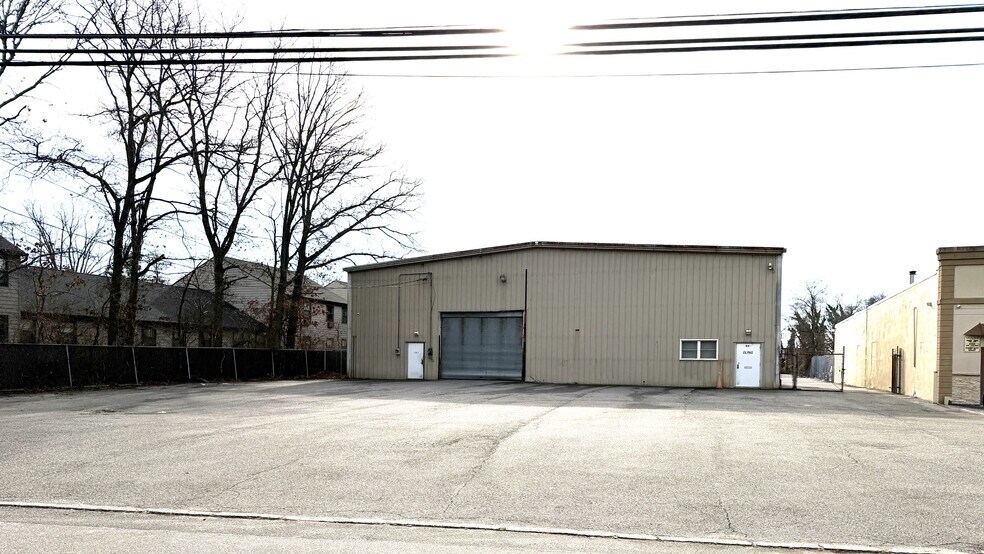 750 S Railroad Ave, West Babylon, NY à vendre - Photo de l’immeuble – Image 1 sur 8