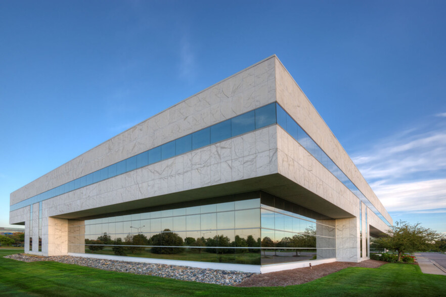 5750 New King St, Troy, MI à louer - Photo de l’immeuble – Image 2 sur 7