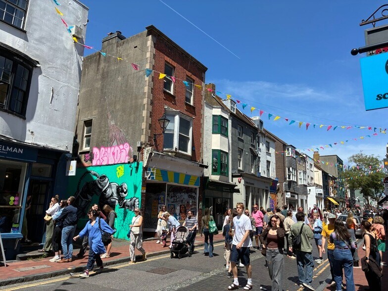 8-11 Bond Street and 1 & 4 Bond Street Cottages, Brighton à vendre - Photo de l’immeuble – Image 2 sur 6