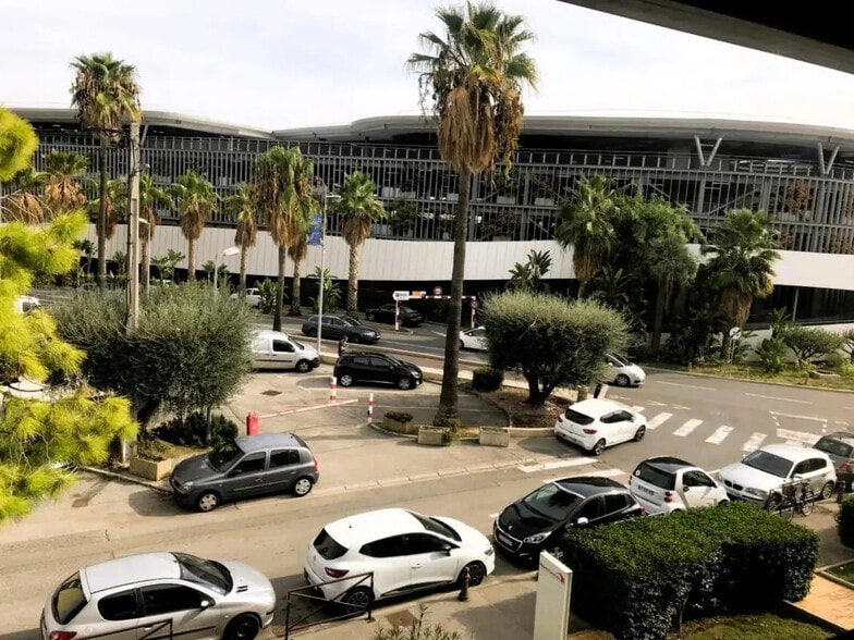 Bureau dans Saint-Laurent-du-Var à louer - Photo de l’immeuble – Image 2 sur 8