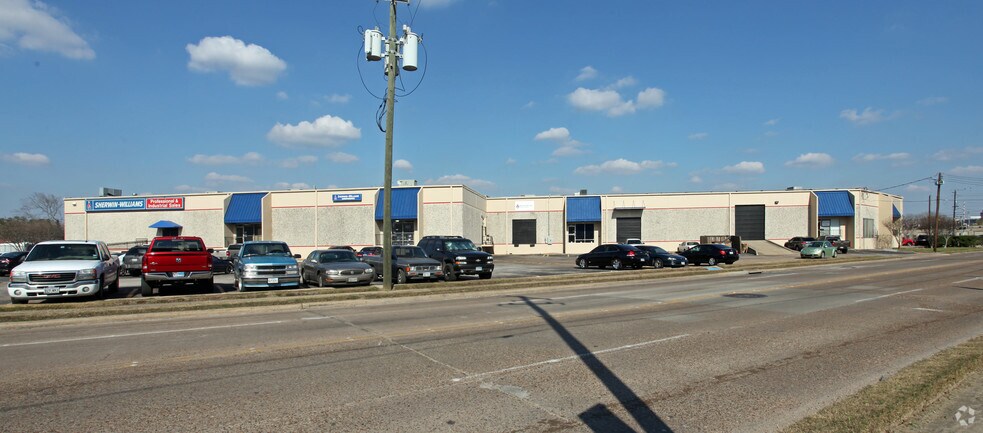 6446 Long Point Rd, Houston, TX à louer - Photo de l’immeuble – Image 1 sur 7